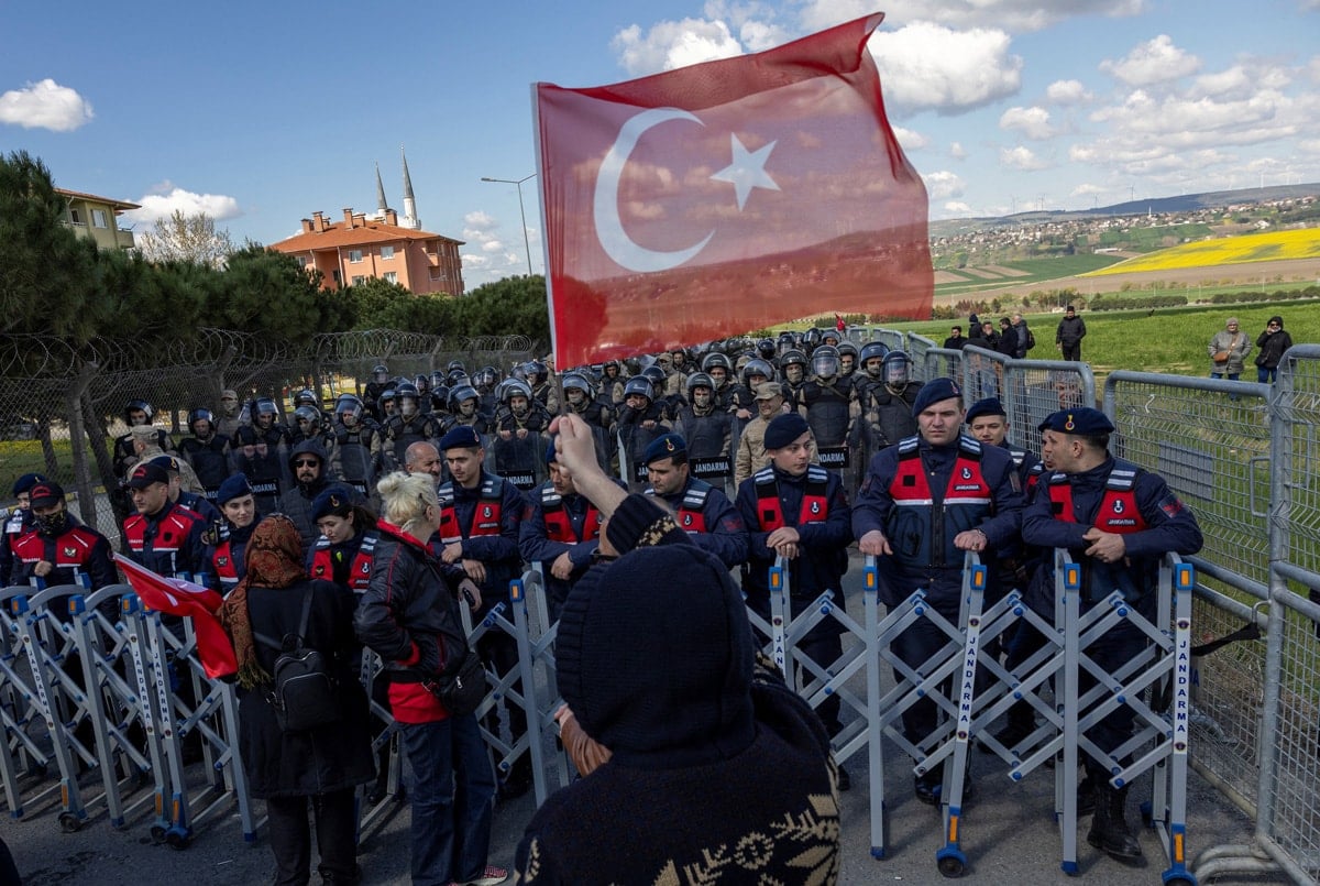 Konu teröre gelince kürsüye yumruğunu vurdu