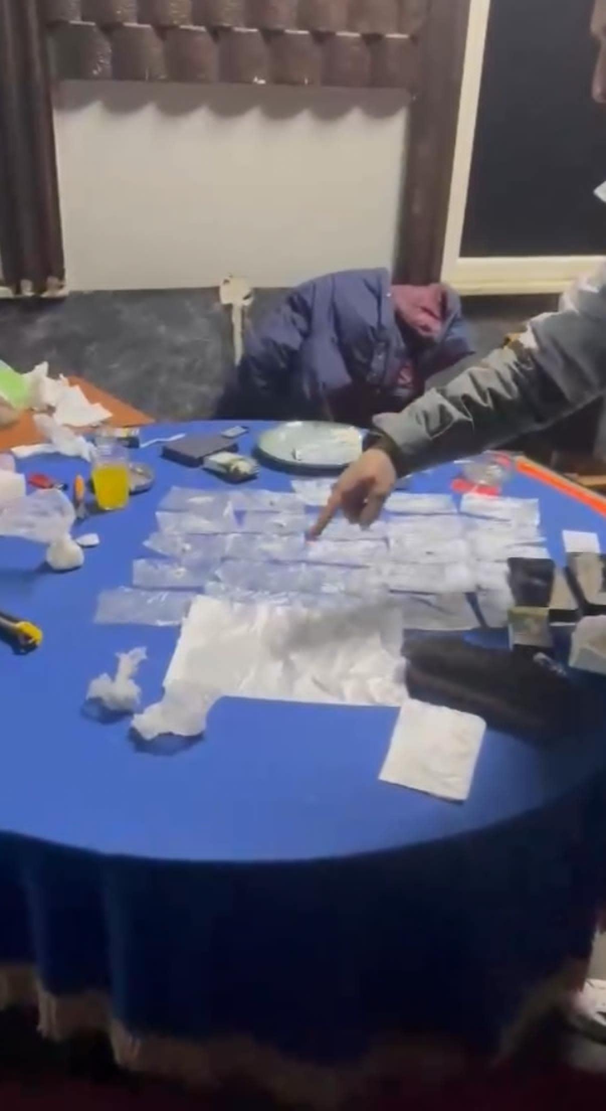 Kumar baskınında uyuşturucu paketleriyle karşılaştılar!