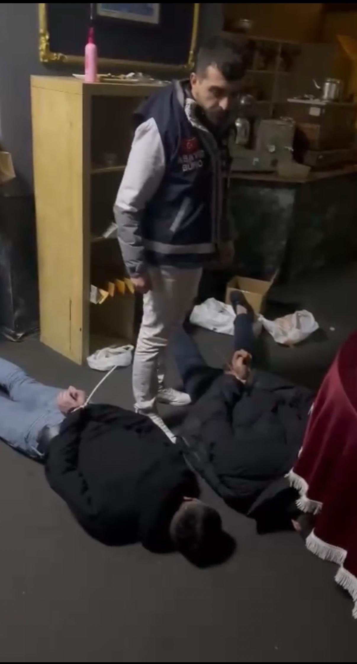 Kumar baskınında uyuşturucu paketleriyle karşılaştılar!