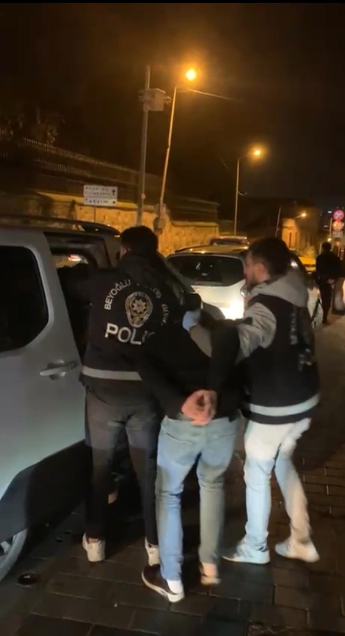 Kumar baskınında uyuşturucu paketleriyle karşılaştılar!