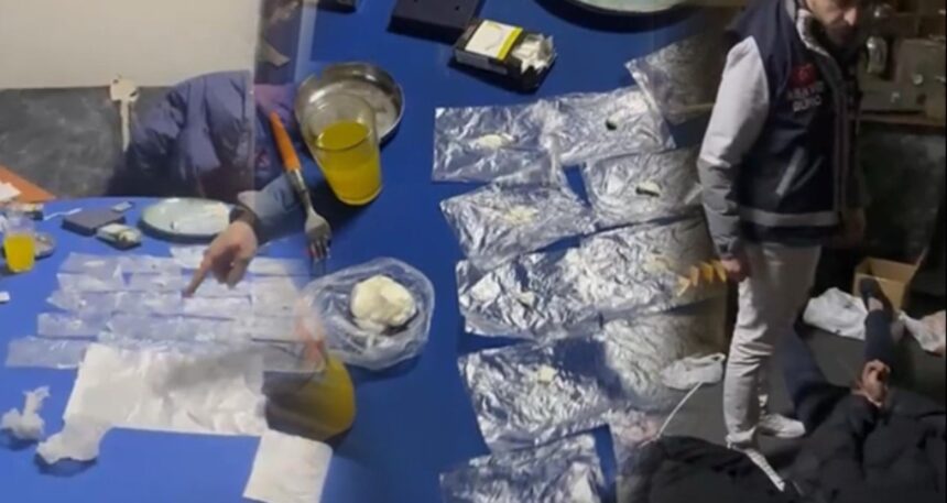 Kumar baskınında uyuşturucu paketleriyle karşılaştılar!