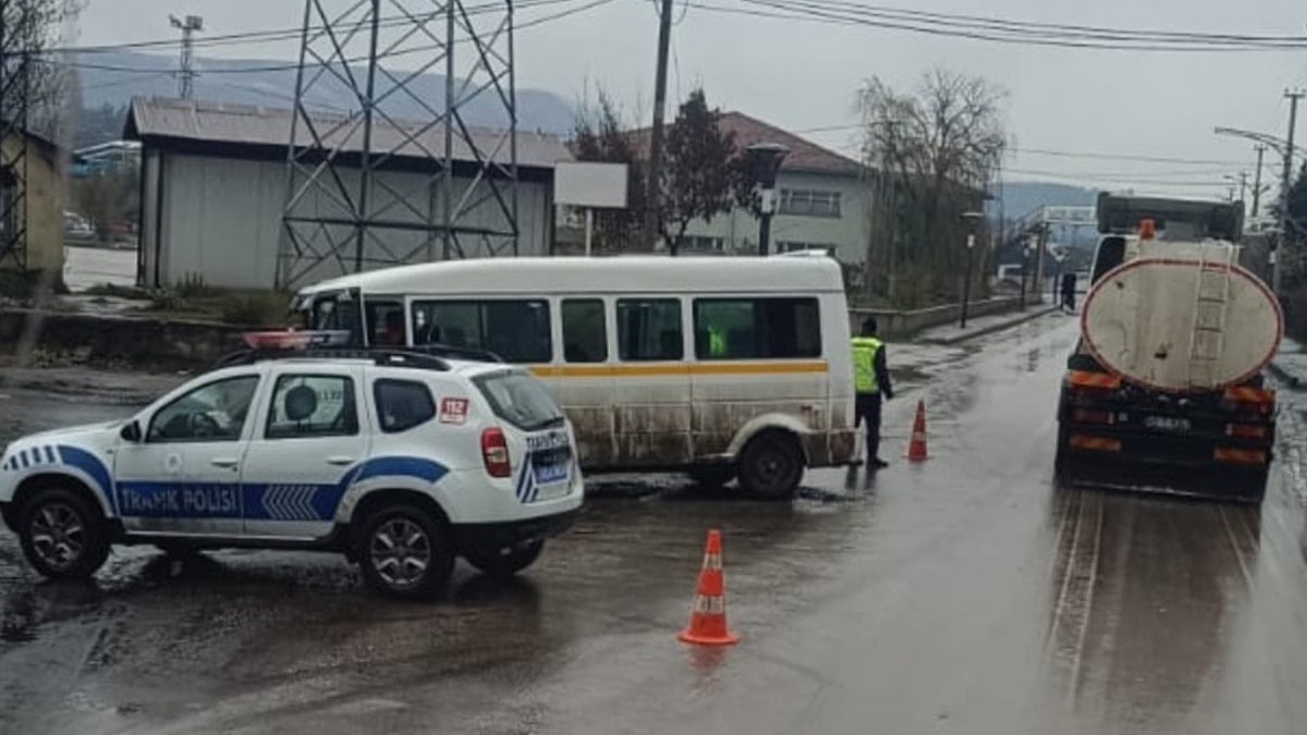 Kütahya'da servis aracı ile beton mikseri çarpıştı: 9 yaralı