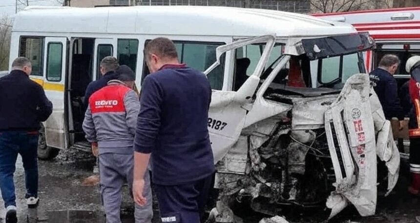 Kütahya’da servis aracı ile beton mikseri çarpıştı: 9 yaralı