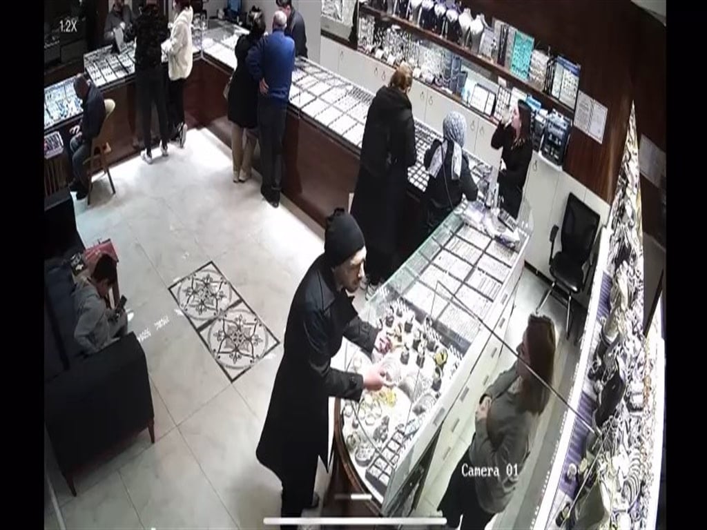 Kuyumcuya müşteri gibi girdi, 560 bin liralık bilezikleri alıp kaçtı