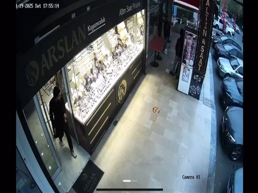 Kuyumcuya müşteri gibi girdi, 560 bin liralık bilezikleri alıp kaçtı