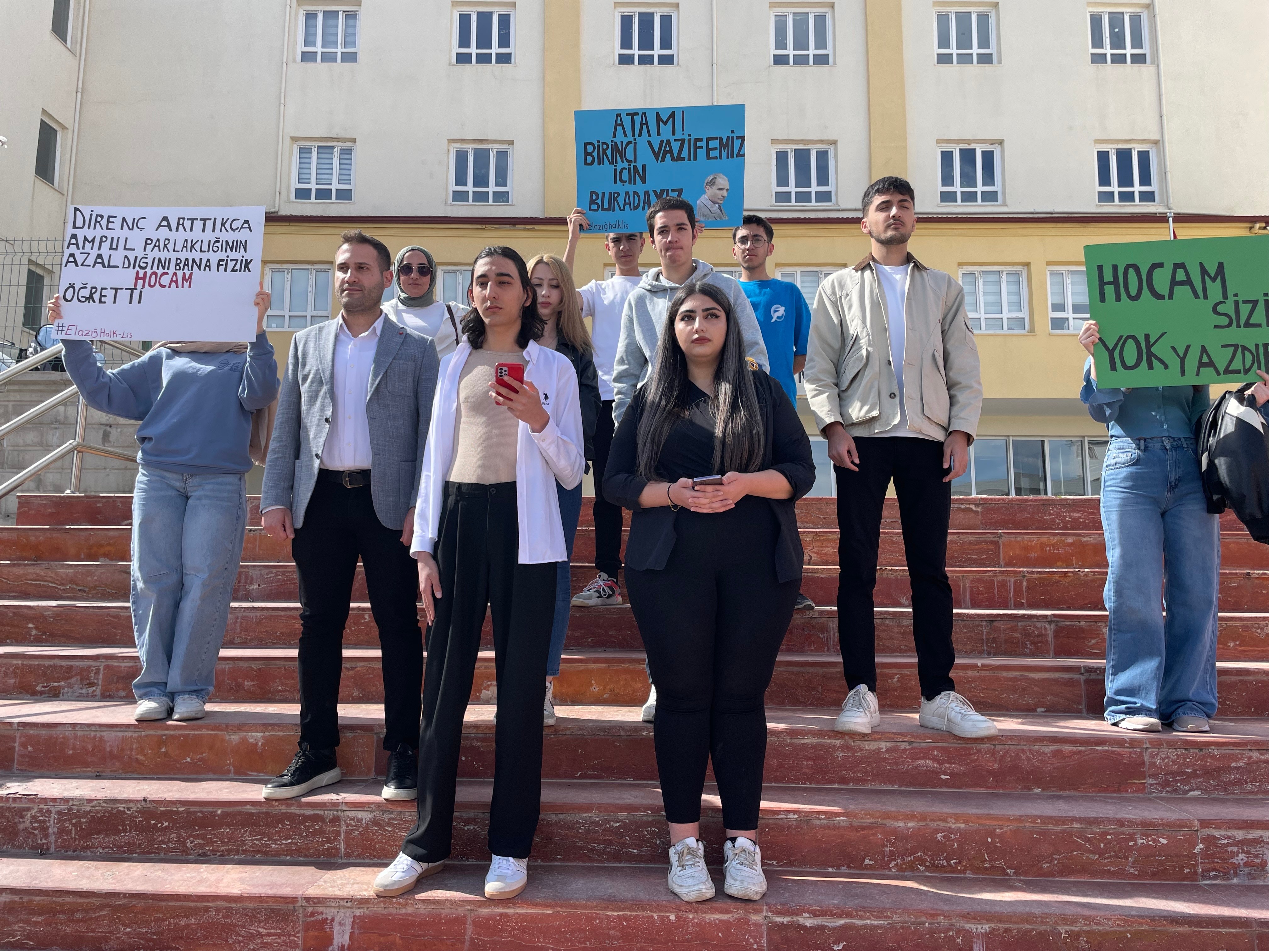 Liseliler Milli Eğitim Müdürlüğü önünde eylemde!