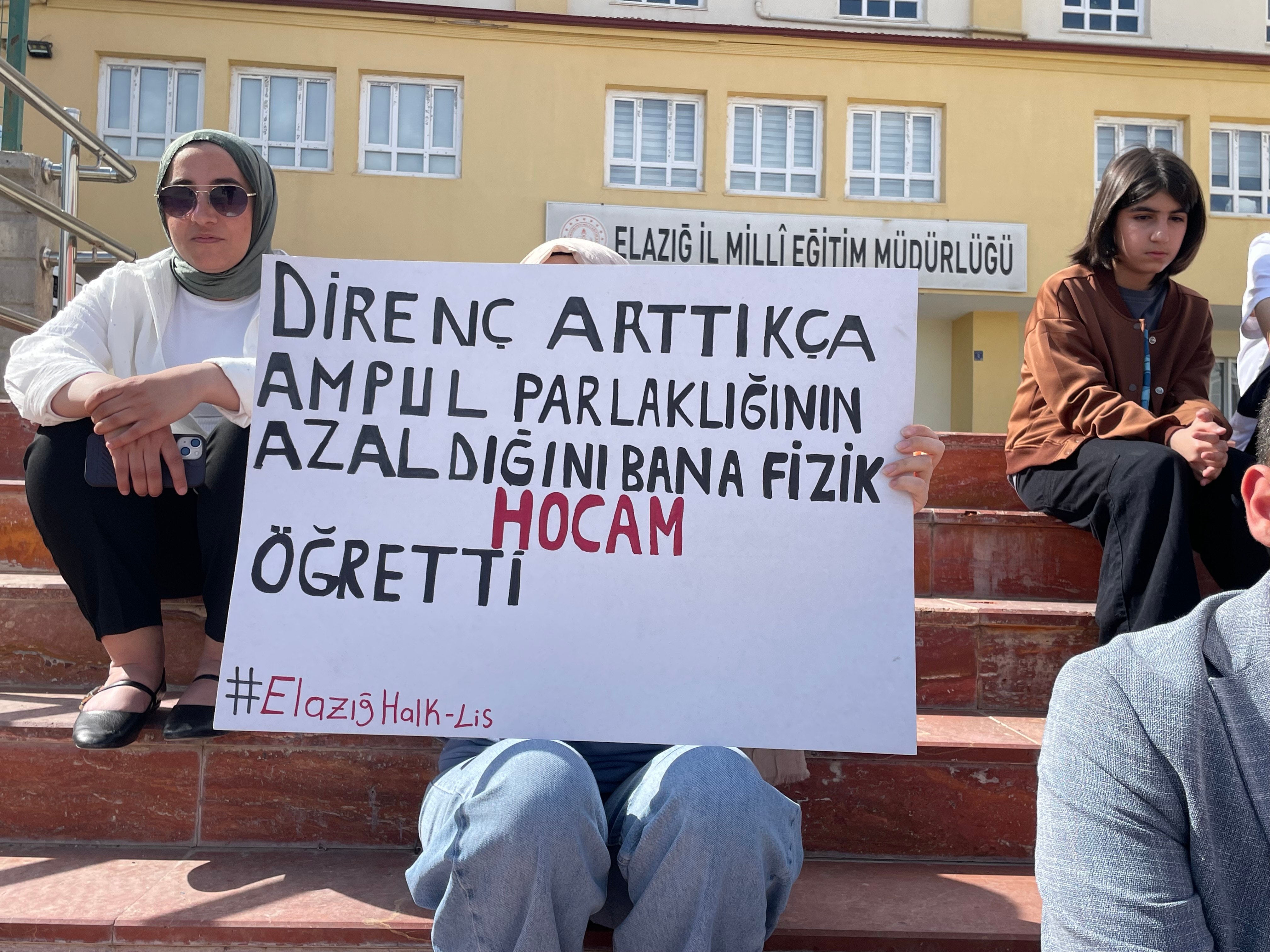Liseliler Milli Eğitim Müdürlüğü önünde eylemde!