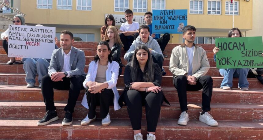 Liseliler Milli Eğitim Müdürlüğü önünde eylemde!