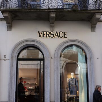 Lüks giyim devi Versace satılıyor