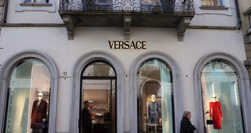Lüks giyim devi Versace satılıyor