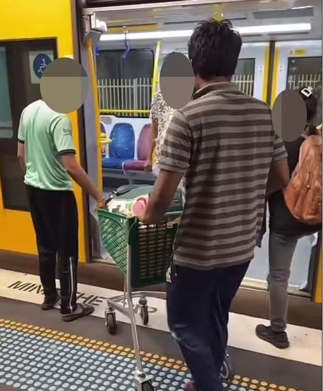 Market alışverişini eve trenle götürmek zorunda kaldılar