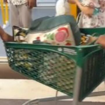 Market alışverişini eve trenle götürmek zorunda kaldılar