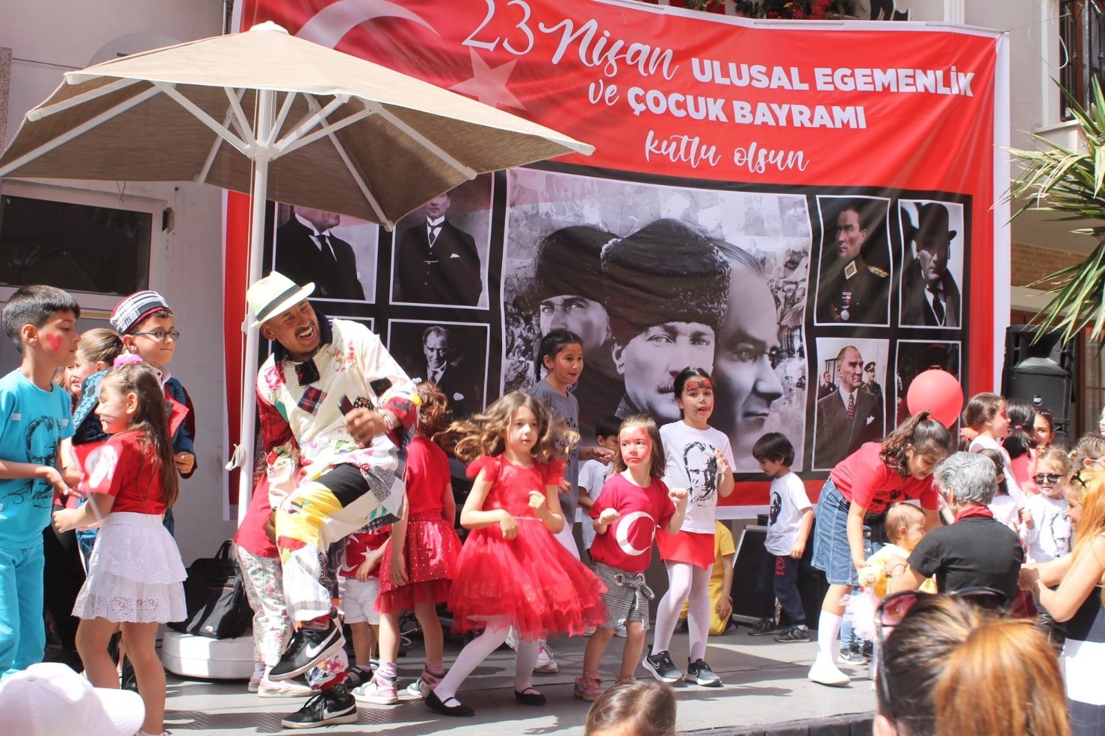 Marmarisli emekli terzinin 23 Nisan aşkı: Marmaris cadde ve sokaklarını donattı