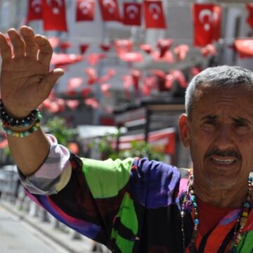 Marmarisli emekli terzinin 23 Nisan aşkı: Marmaris cadde ve sokaklarını donattı