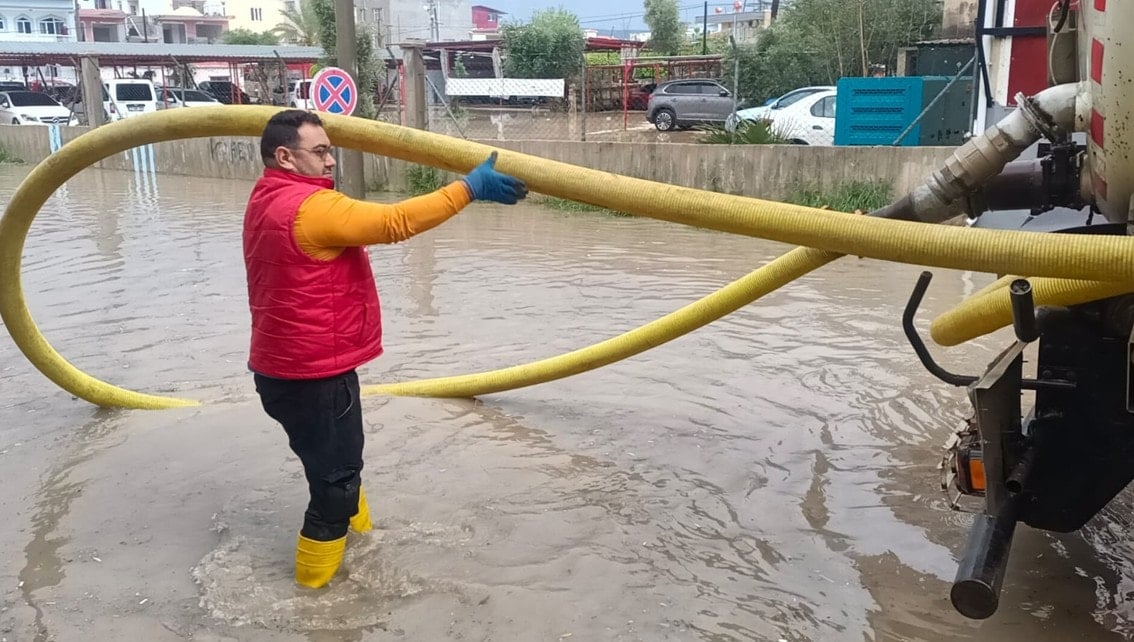 Mersin'de ev ve iş yerlerini su bastı
