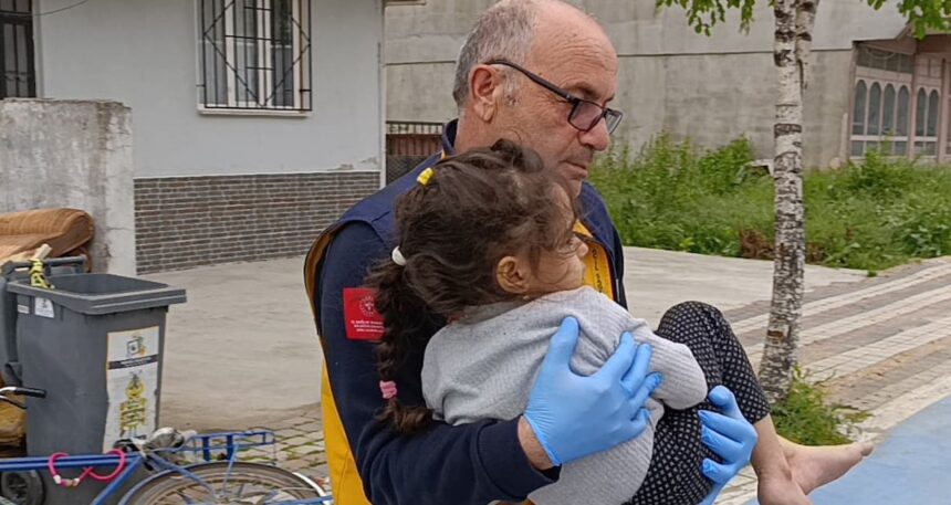 Metrelerce yükseklikten moloz çuvallarının üzerine düşen çocuk yaralandı