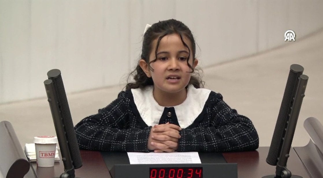 Minik kız 'Atatürk'le ilgili konuştu, Meclis'te alkış tufanı koptu