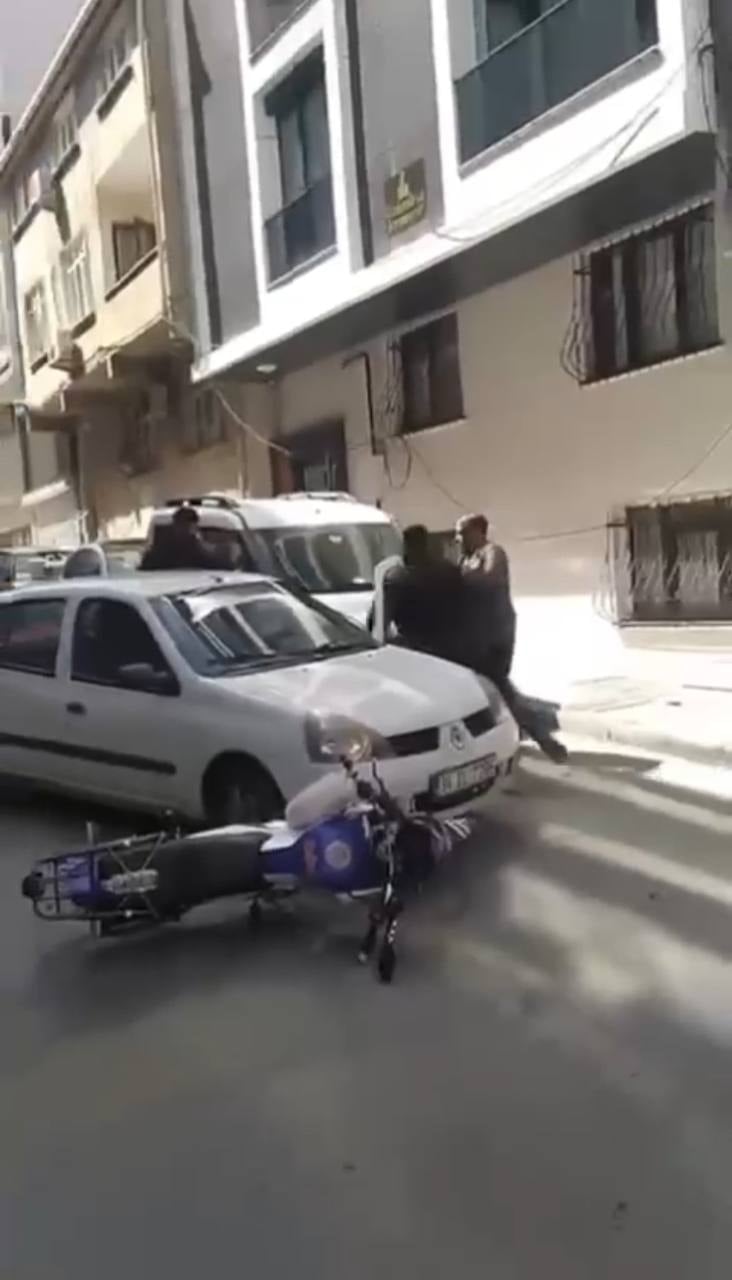 Motosikletliye çarpıp kaçtı, yakalanınca bıçak çekti!
