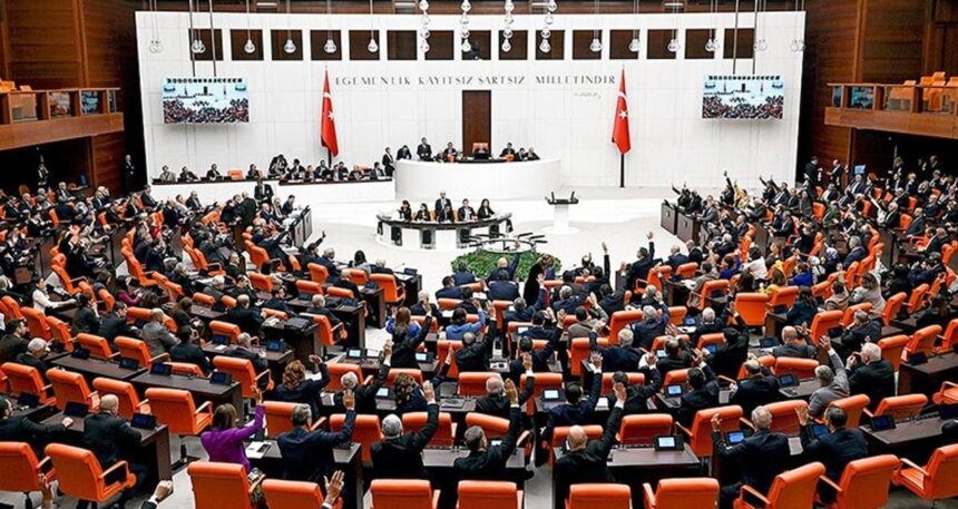“Muhalif siyasi isimler ve gazeteciler izleniyor” iddiası Meclis gündeminde