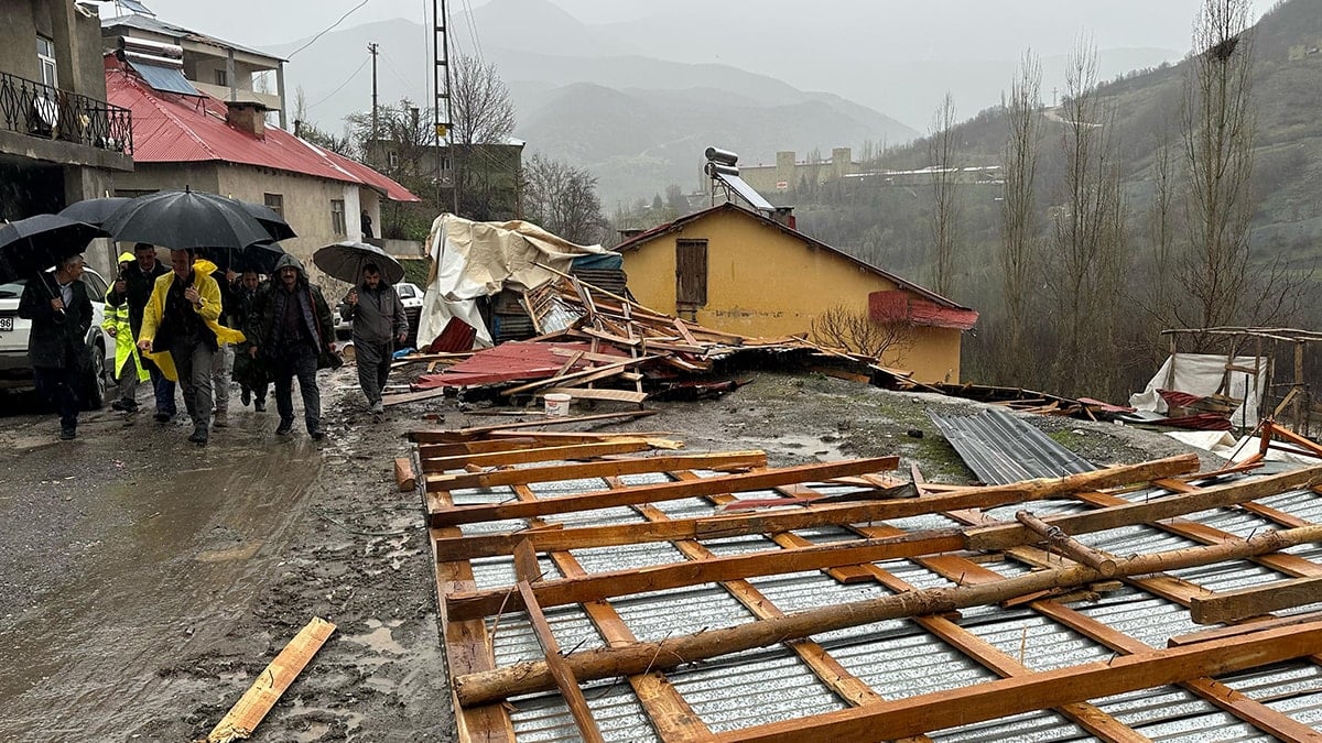 Okulların tatil edildiği şehirde evlerin çatısı uçtu, ağaçlar kökünden koptu!