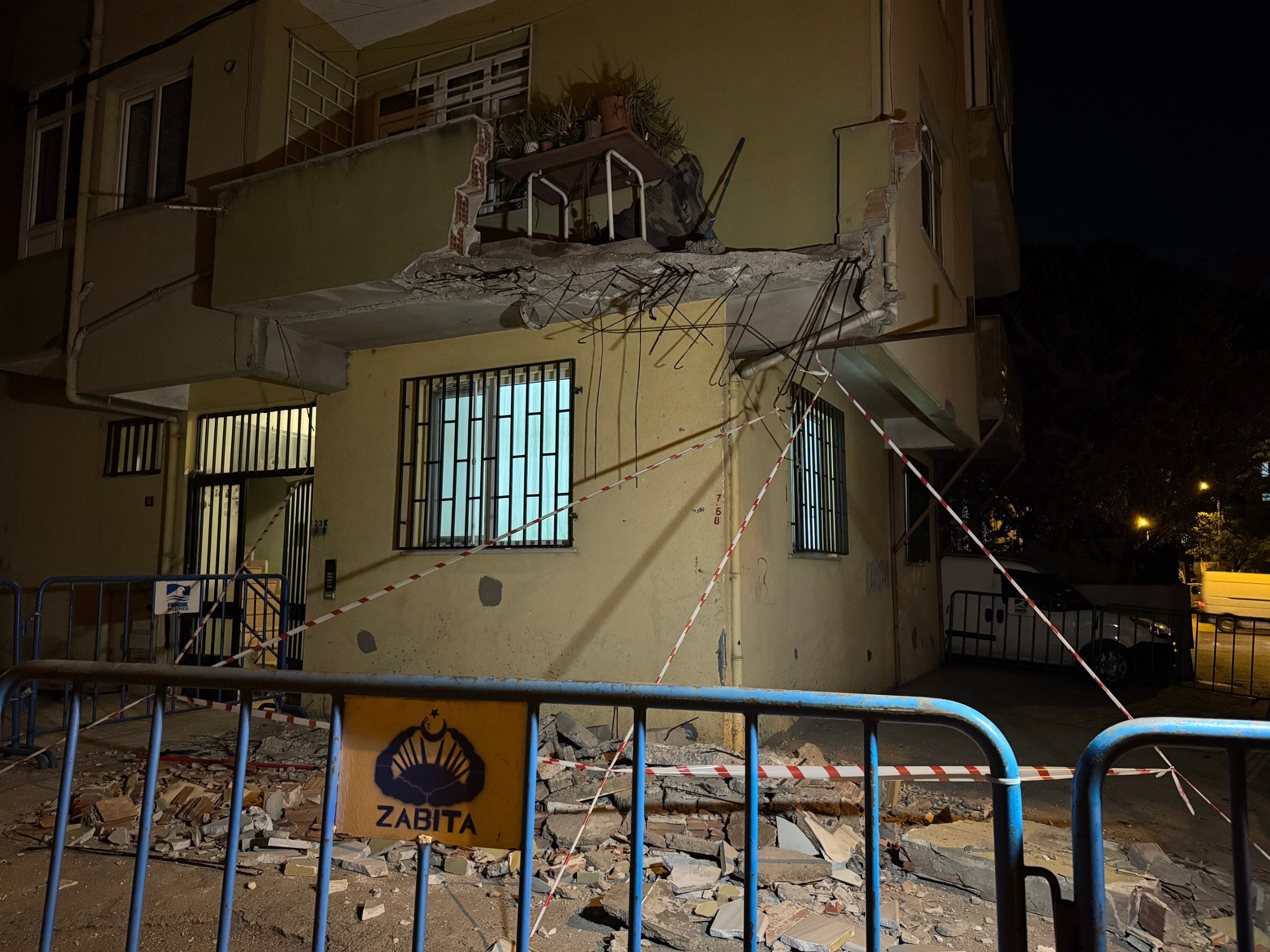 Pendik'te bir dairenin balkonu çöktü