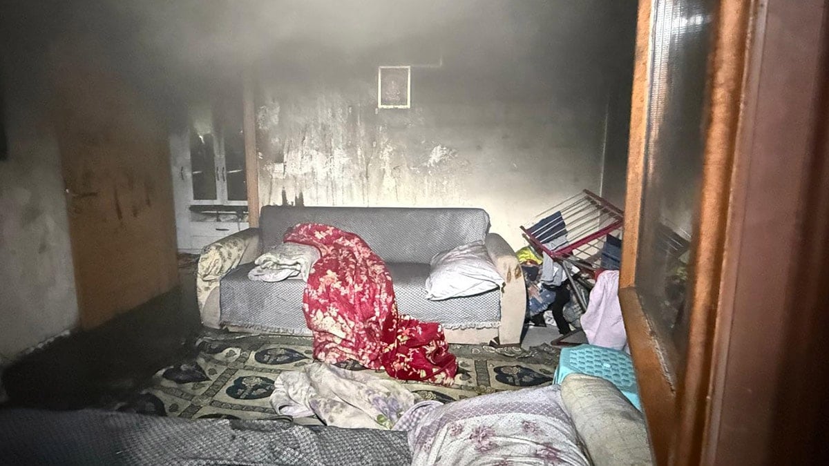 Polisler yanan evdeki 2 çocuğu kurtardı