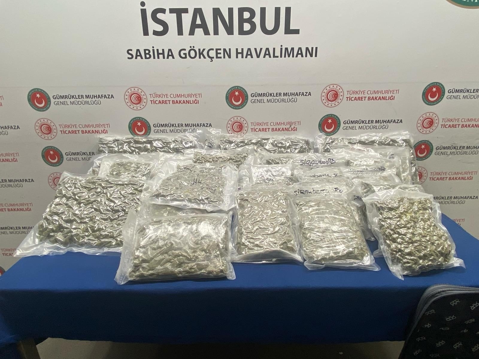 Sabiha Gökçen Havalimanı ve gümrük kapılarında 182 kilogram uyuşturucu ele geçirildi