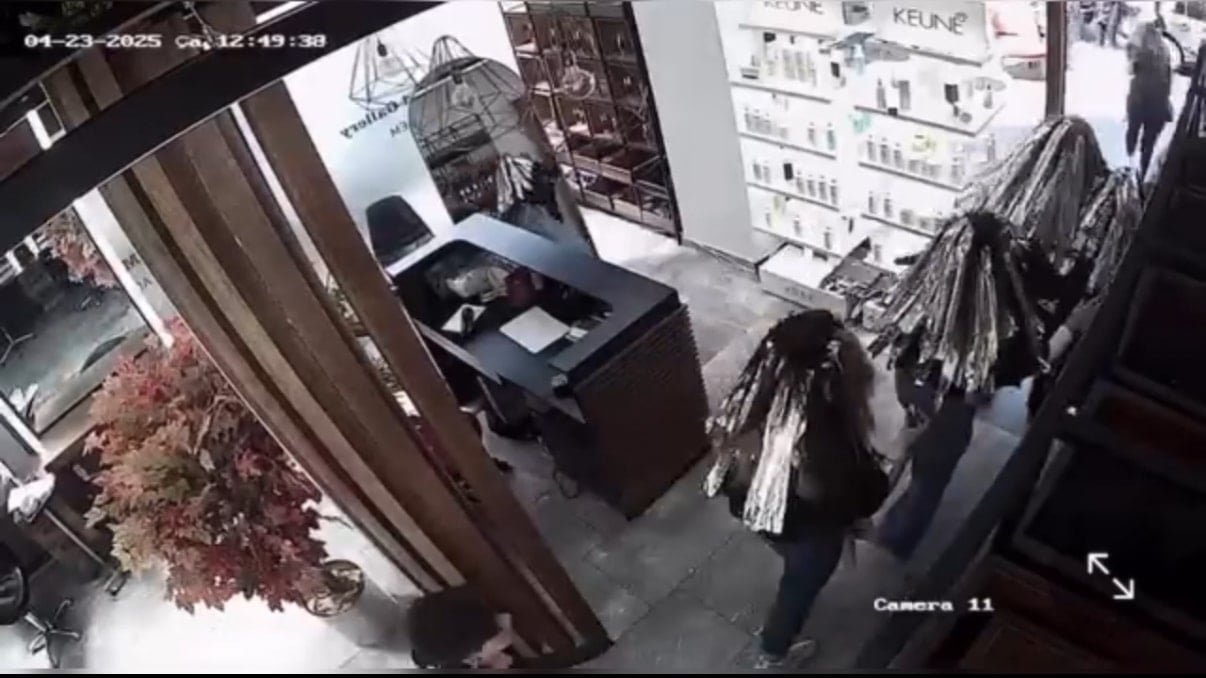 Saçlarını boyatırken depreme yakalandılar! Kuaförden böyle kaçtılar