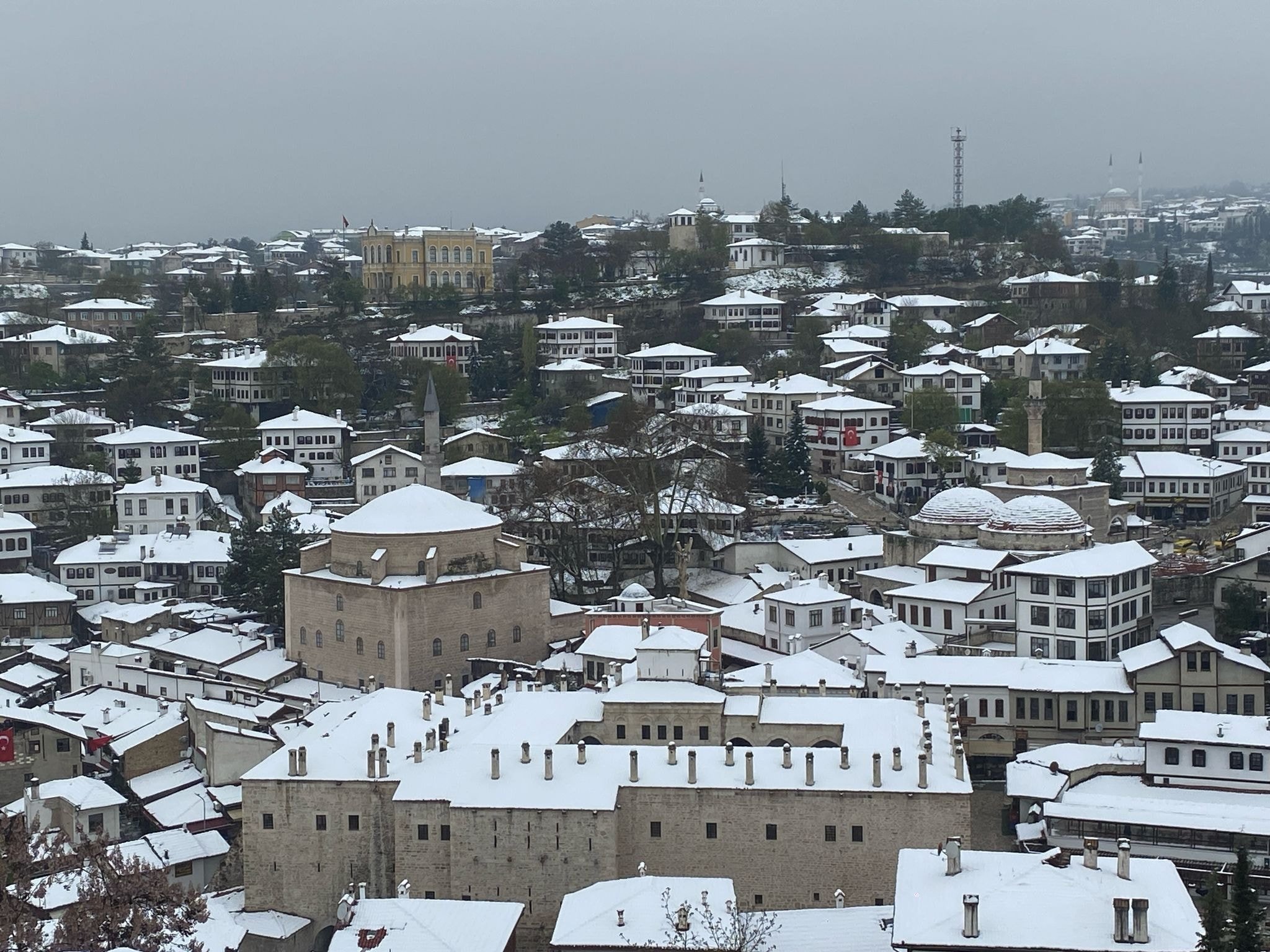 Safranbolu’da kar yağışı tarihi konakları beyaza bürüdü