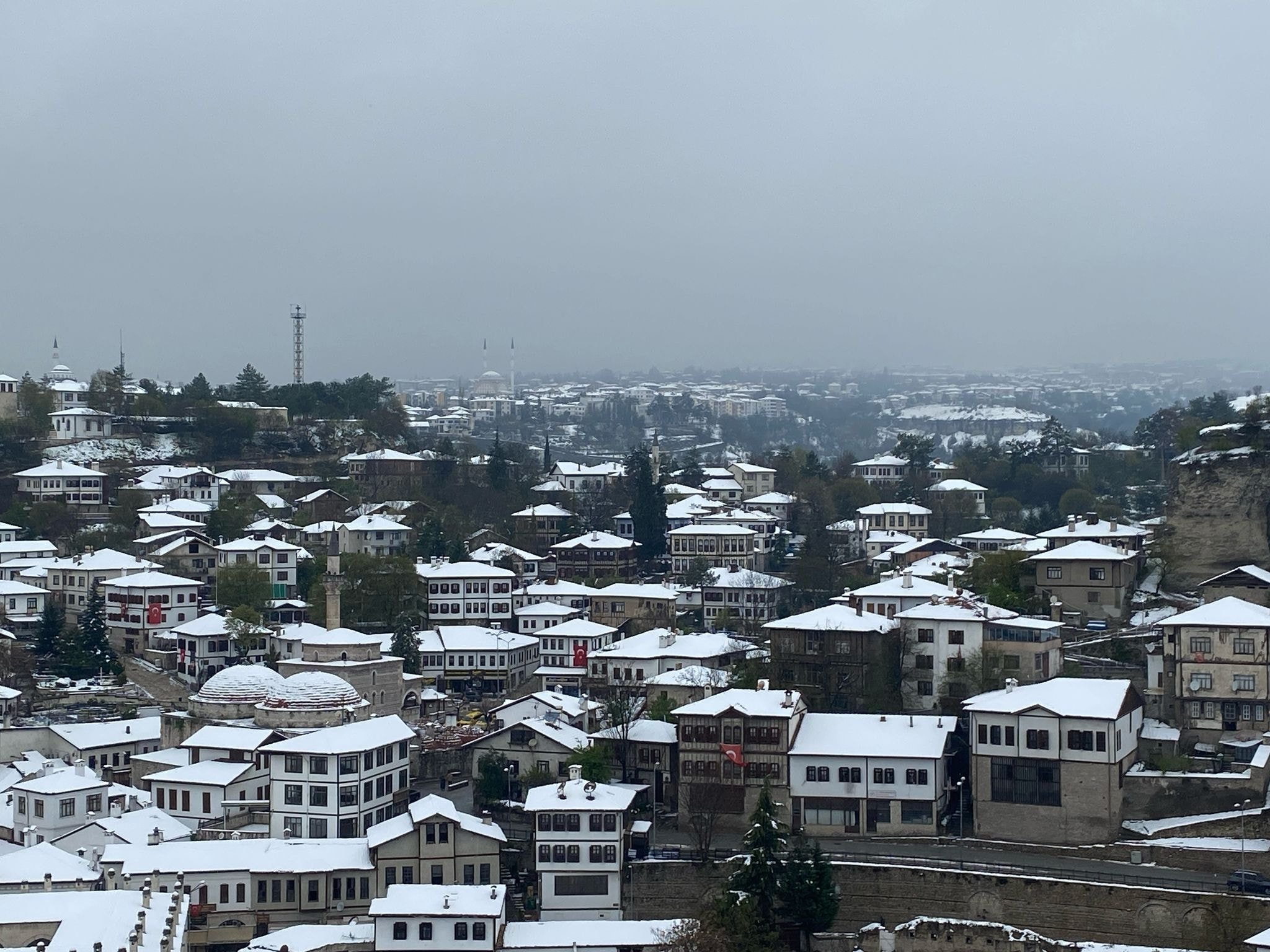 Safranbolu’da kar yağışı tarihi konakları beyaza bürüdü