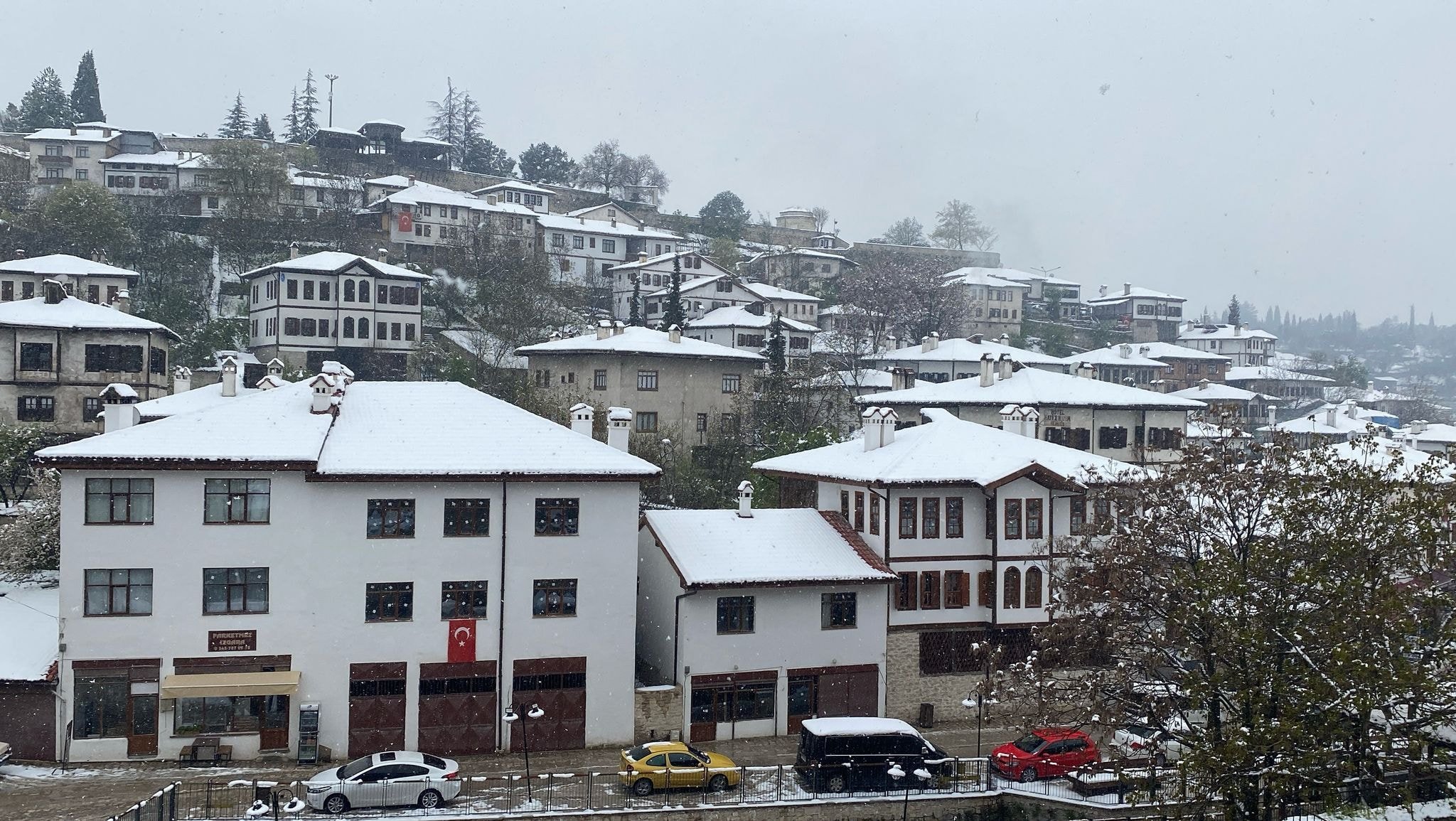 Safranbolu’da kar yağışı tarihi konakları beyaza bürüdü