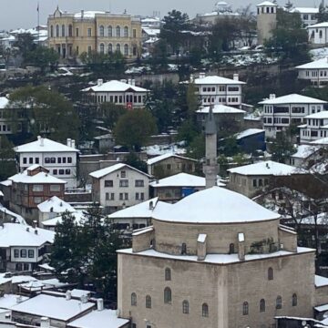 Safranbolu’da kar yağışı tarihi konakları beyaza bürüdü