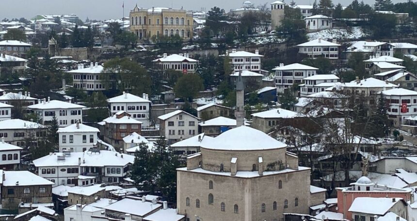 Safranbolu’da kar yağışı tarihi konakları beyaza bürüdü