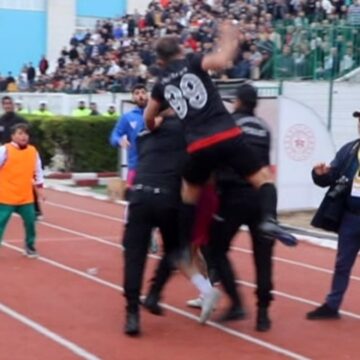 Şampiyonluk maçında kavga çıktı! Futbolcuları polis ayırdı