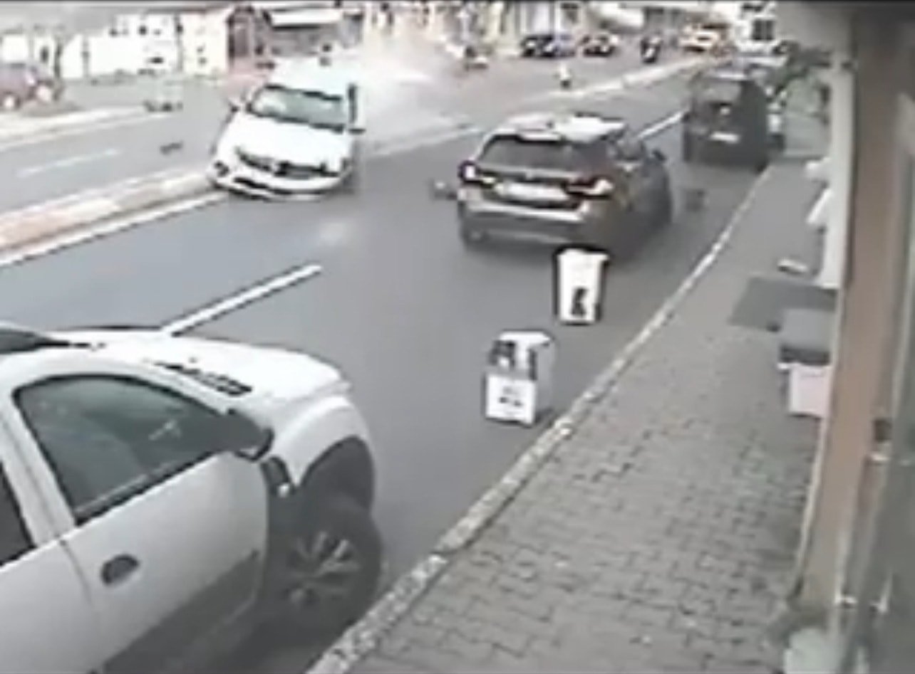 Sarıyer'de yola çıkan araca çarpan otomobil, karşı şeride geçti