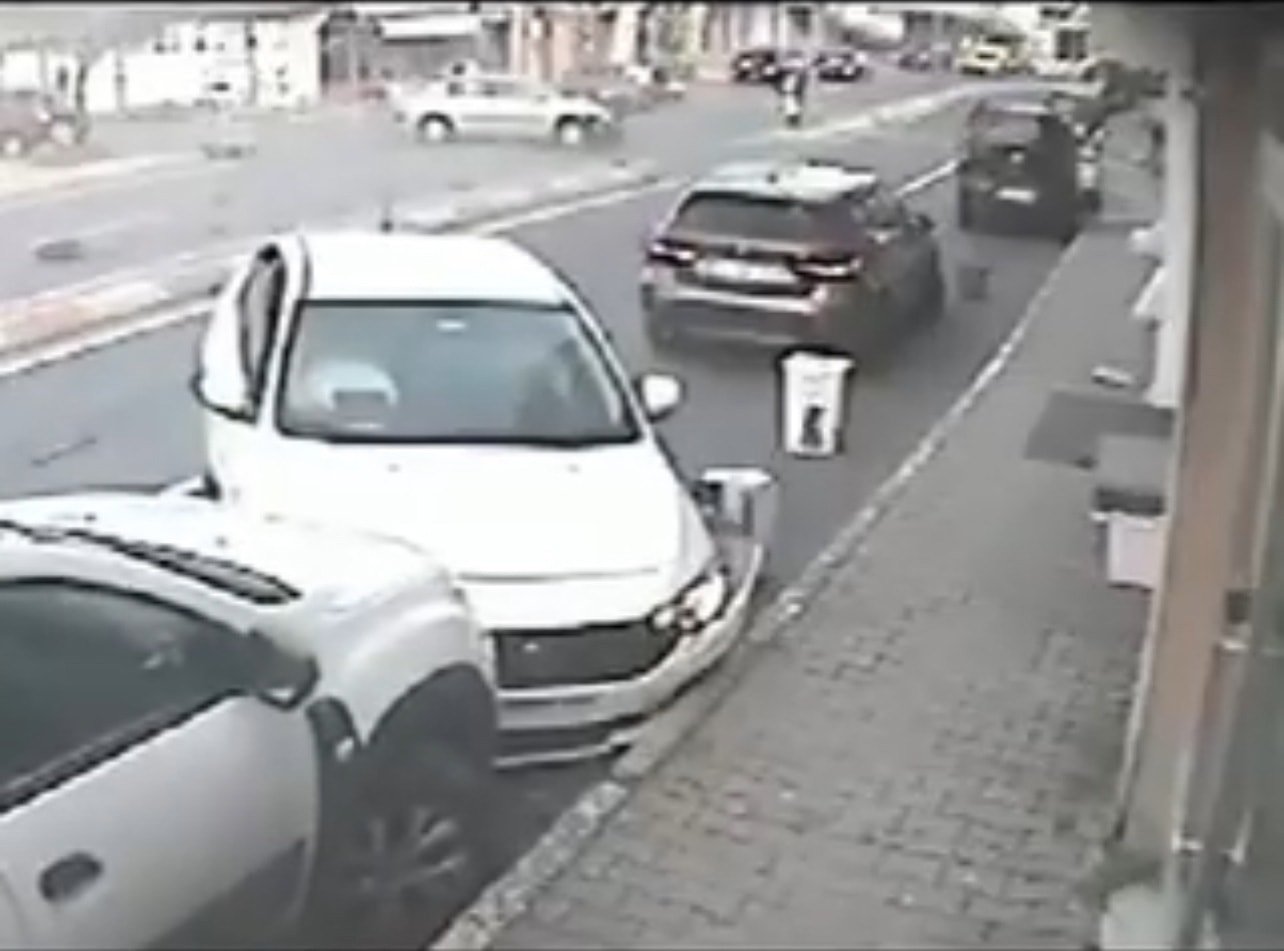 Sarıyer'de yola çıkan araca çarpan otomobil, karşı şeride geçti