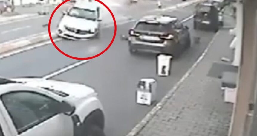 Sarıyer’de yola çıkan araca çarpan otomobil, karşı şeride geçti