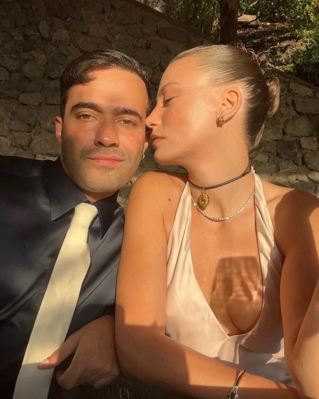 Serenay Sarıkaya ve Mert Demir havalimanında aşka geldi... Yolcular paylaştı
