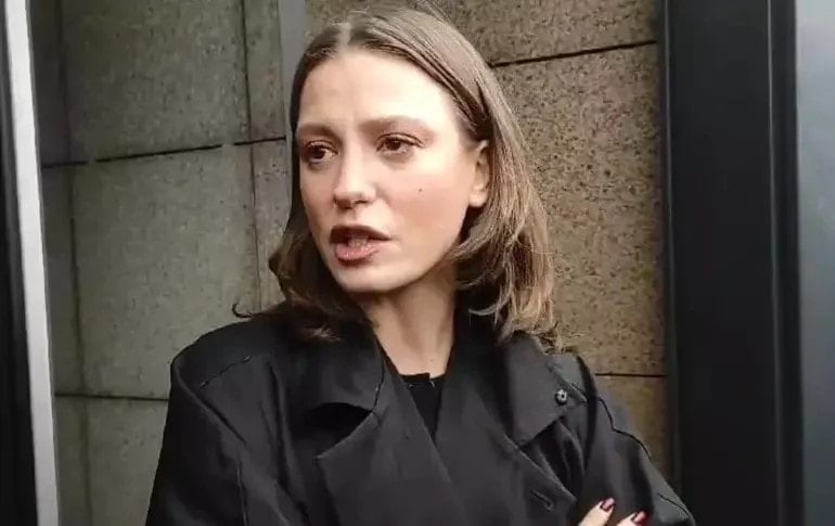 Serenay Sarıkaya ve Mert Demir havalimanında aşka geldi... Yolcular paylaştı