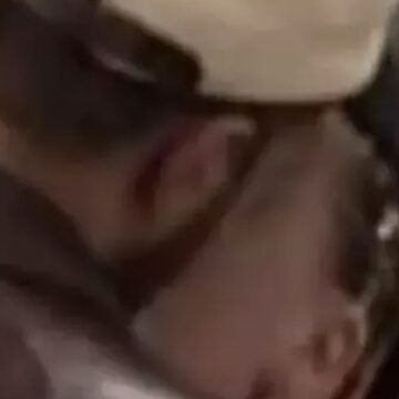 Serenay Sarıkaya ve Mert Demir havalimanında aşka geldi… Yolcular paylaştı