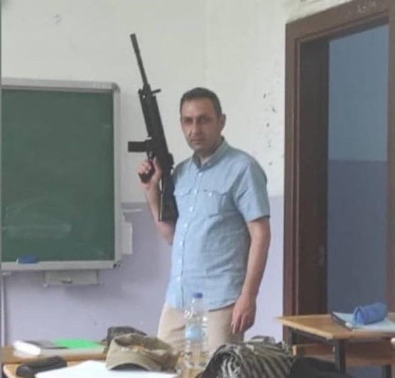 Sınıfta silahla fotoğraf çekilmişti! Bakanlıktan açıklama geldi