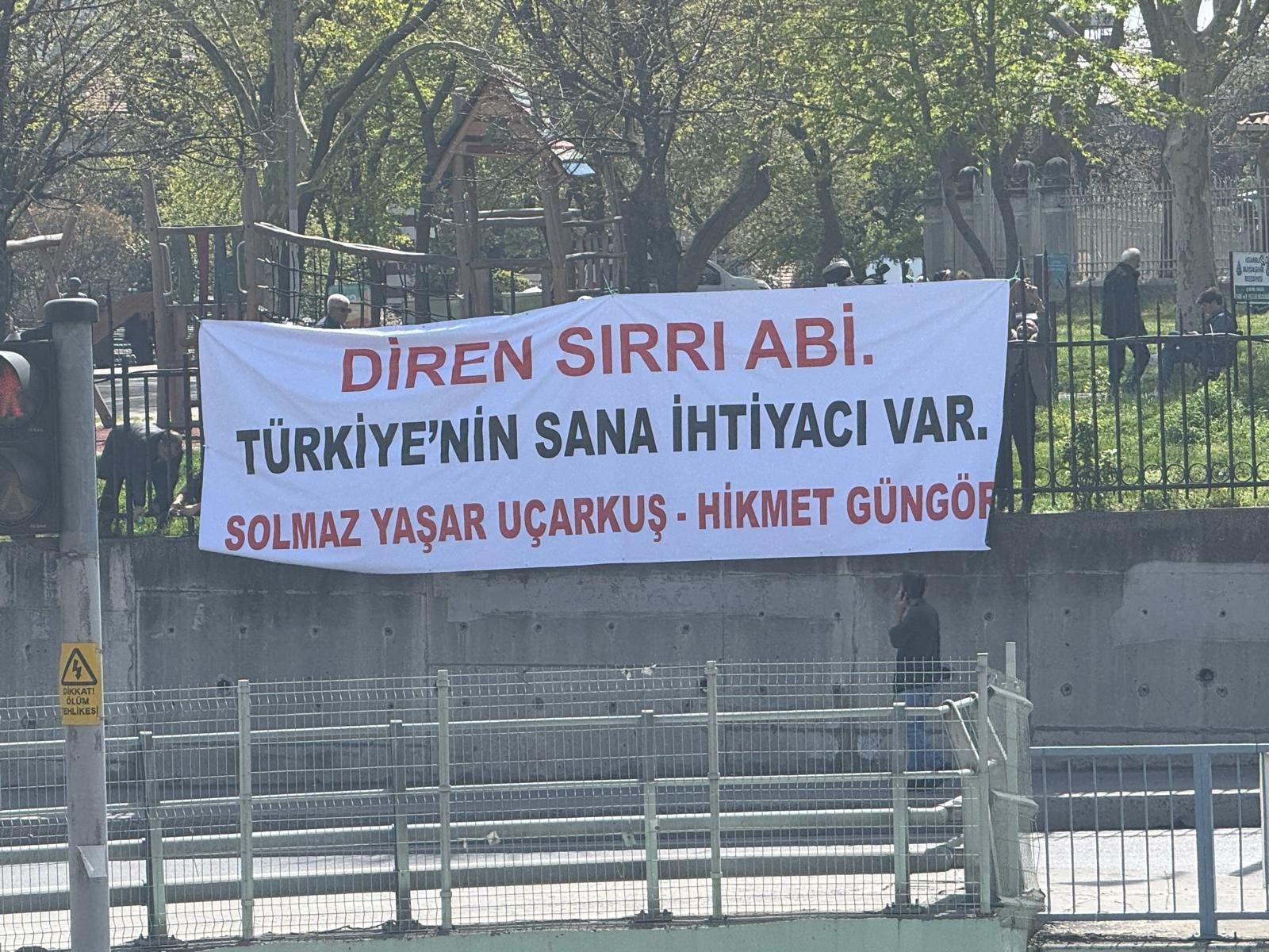 Sırrı Süreyya Önder’in kaldığı hastanenin karşısına bu pankartı astılar