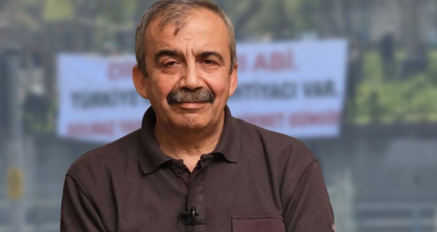 Sırrı Süreyya Önder’in kaldığı hastanenin karşısına bu pankartı astılar