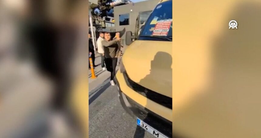 Şoförlerin yolcu tartışması trafiği kilitledi!