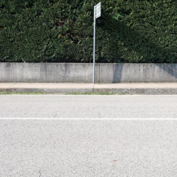 Sokakları muhallebi sarısına boyayan belediye topa tutuldu