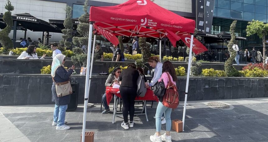 SÖZCÜ yazdı, AVM yönetimi geri adım attı: İmza standı yeniden kuruldu