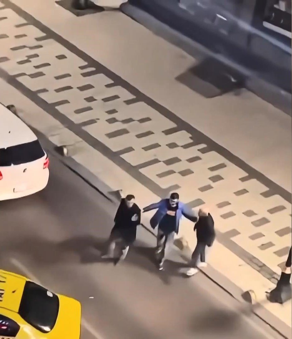 Taksiden birlikte indiği kişiyi cadde ortasında bıçakladı