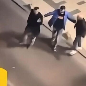Taksiden birlikte indiği kişiyi cadde ortasında bıçakladı