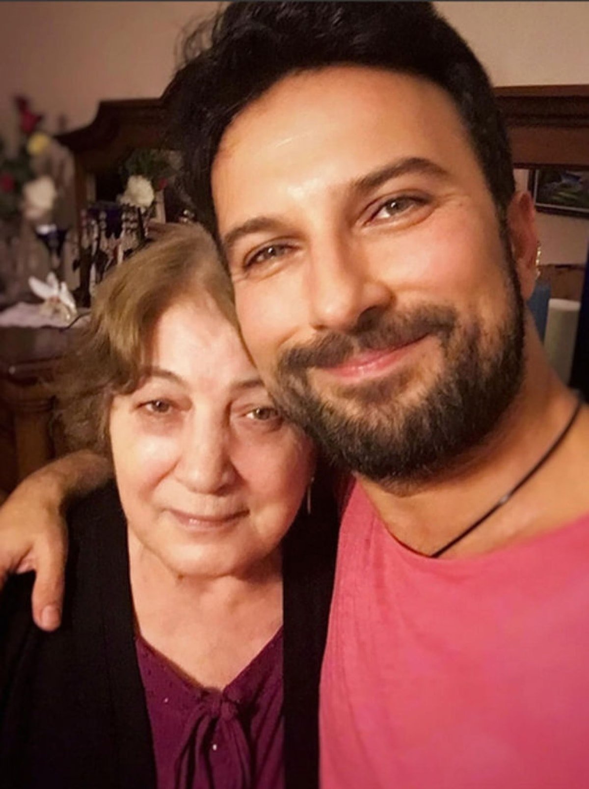 Tarkan annesini son yolculuğuna gözyaşlarıyla uğurladı