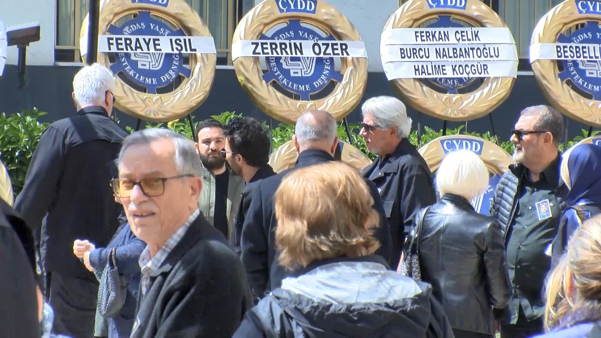 Tarkan annesini son yolculuğuna gözyaşlarıyla uğurladı